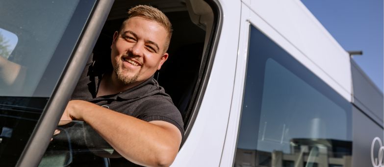 Freundlicher Mitarbeiter, aus dem Autofenster
