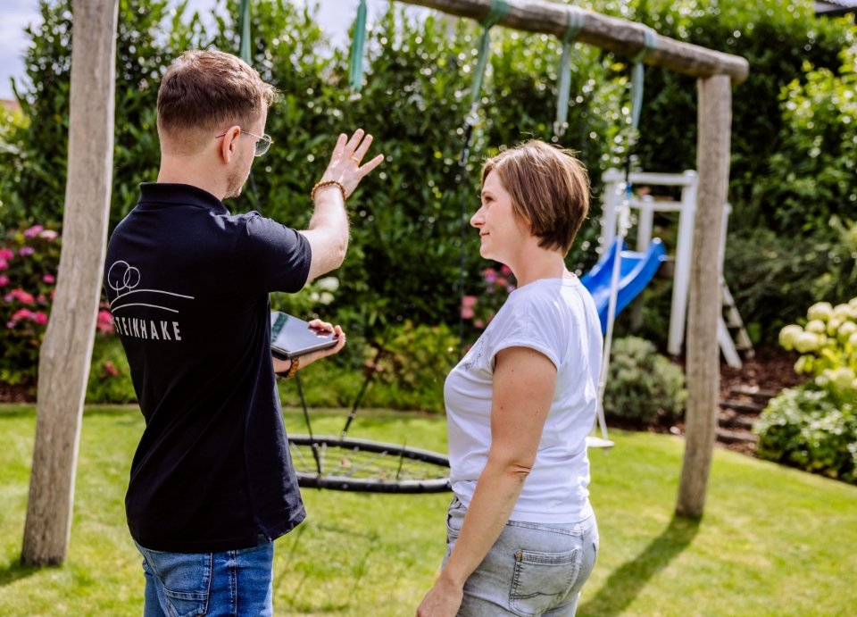 Jan de Witt bei der Gartenplanung