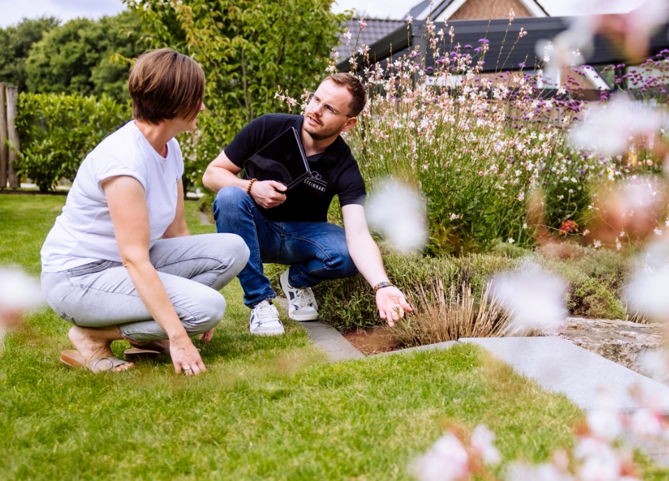 Jan de Witt bei der Pflanzenberatung