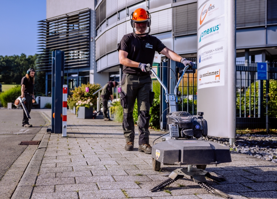 Steinhake Grün & Pflege bei der Reinigung eines Parkplatzes
