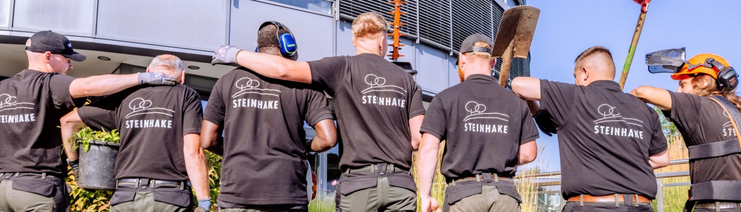 Gartenpflege-Kolonne, Arm in Arm